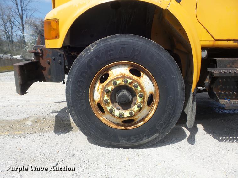 image for item DC7354 2000 International 4900 dump truck