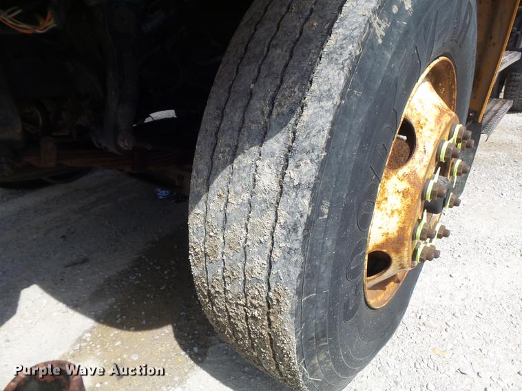 image for item DC7354 2000 International 4900 dump truck