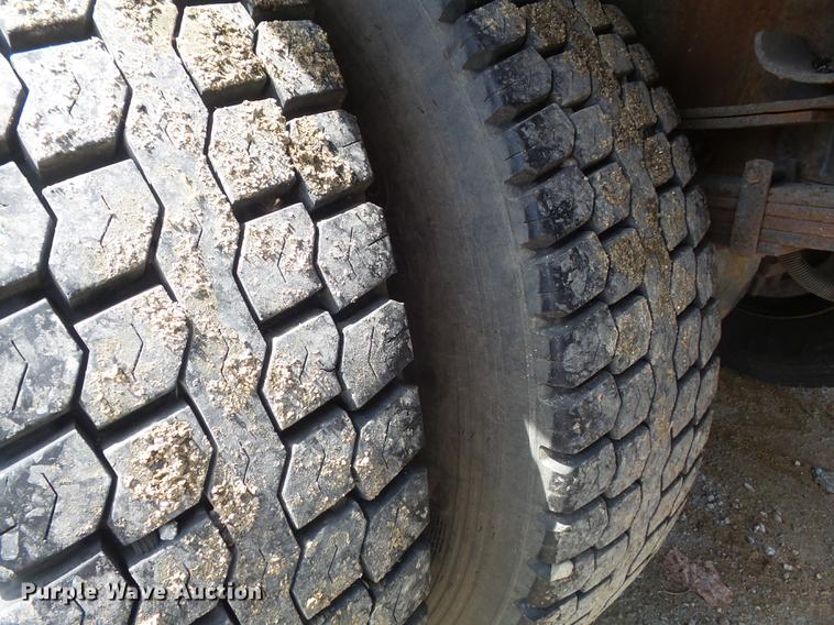 image for item DC7354 2000 International 4900 dump truck