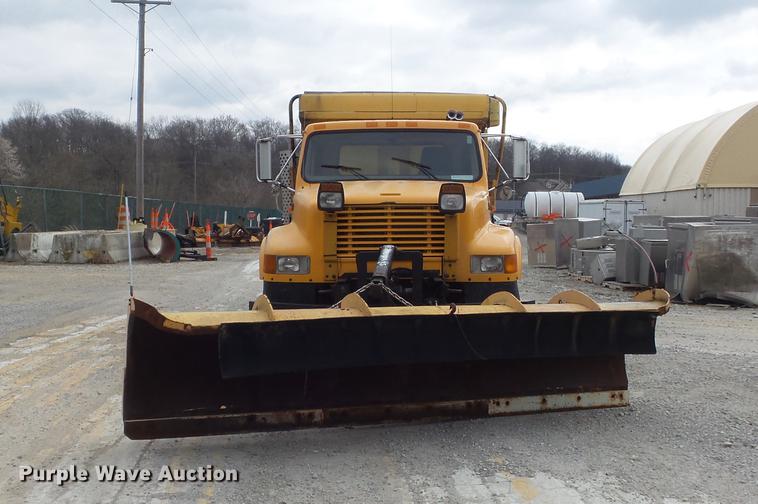 image for item DC7355 2000 International 4900 dump truck