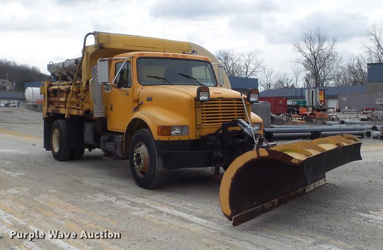 image for item DC7355 2000 International 4900 dump truck