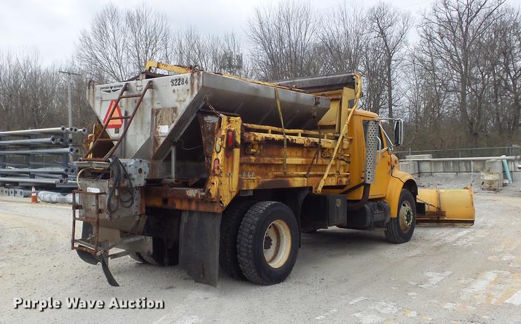 image for item DC7355 2000 International 4900 dump truck