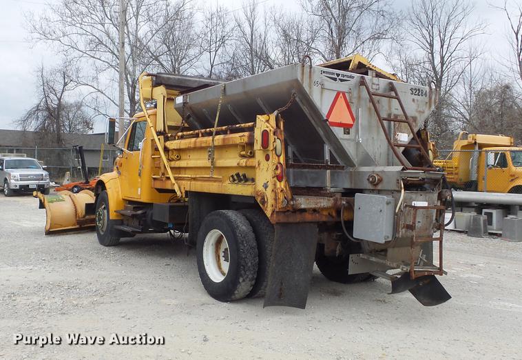 image for item DC7355 2000 International 4900 dump truck