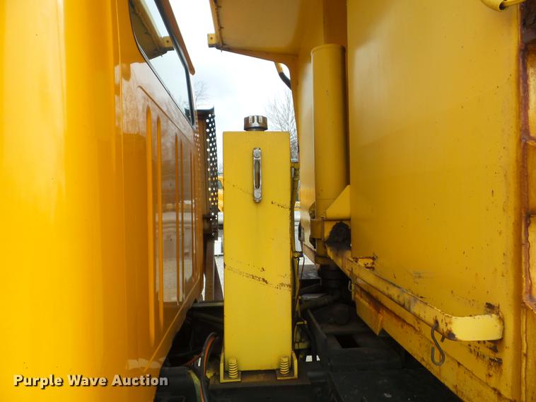 image for item DC7355 2000 International 4900 dump truck