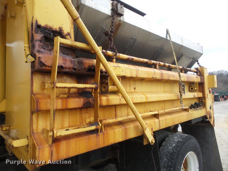 image for item DC7355 2000 International 4900 dump truck