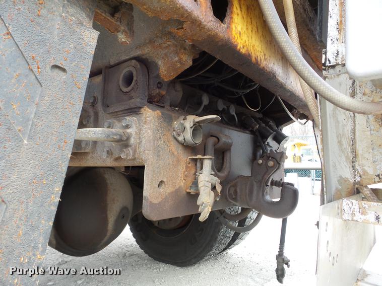 image for item DC7355 2000 International 4900 dump truck