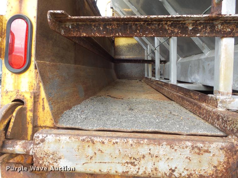 image for item DC7355 2000 International 4900 dump truck