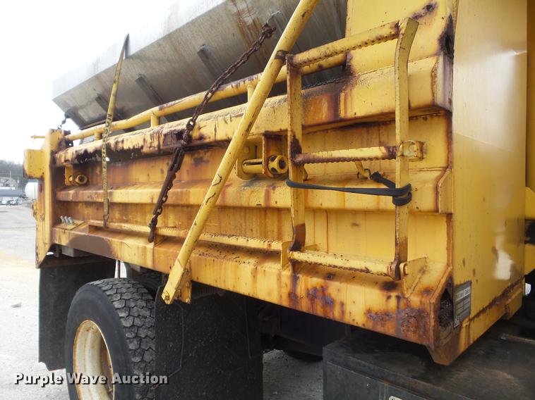 image for item DC7355 2000 International 4900 dump truck