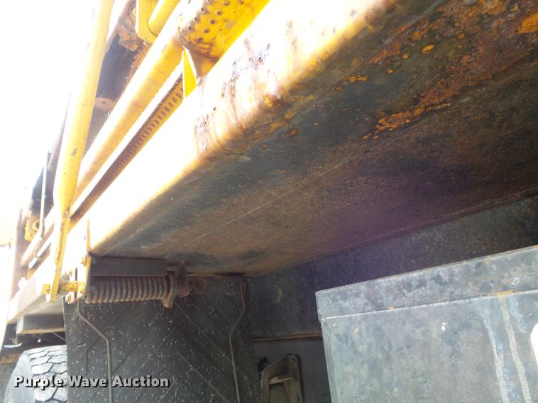 image for item DC7355 2000 International 4900 dump truck