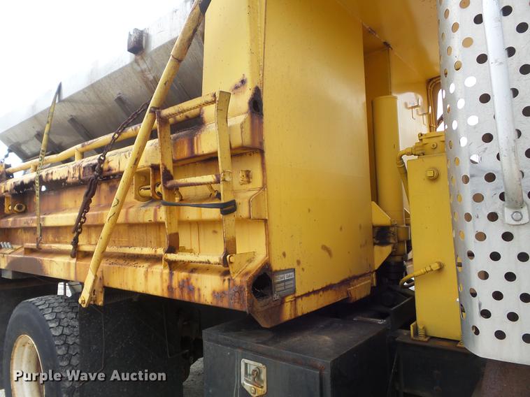 image for item DC7355 2000 International 4900 dump truck