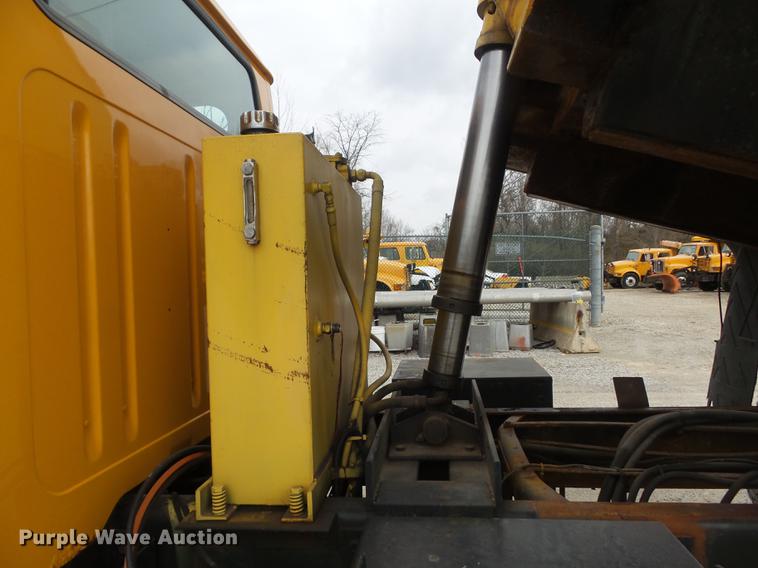 image for item DC7355 2000 International 4900 dump truck