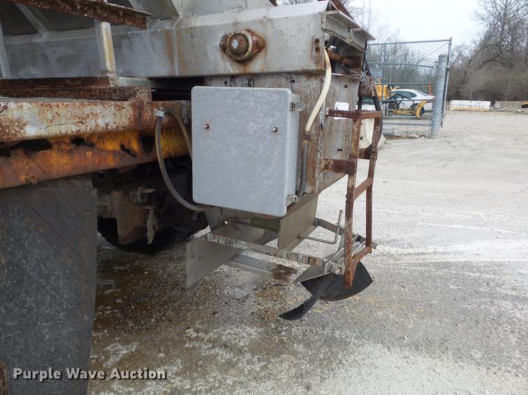 image for item DC7355 2000 International 4900 dump truck