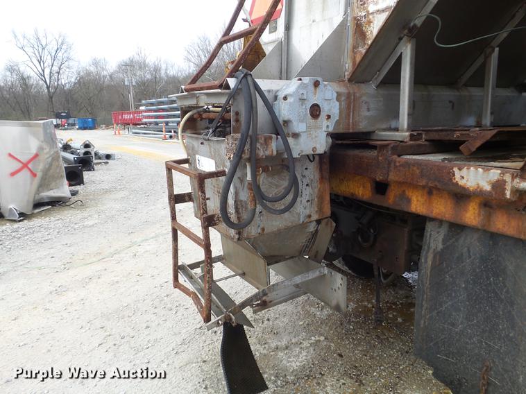 image for item DC7355 2000 International 4900 dump truck