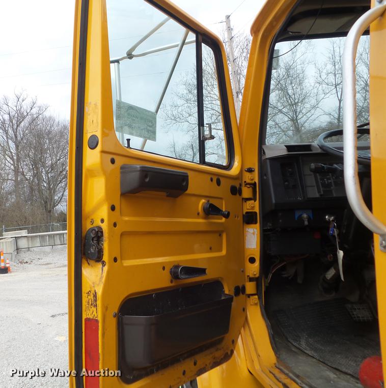 image for item DC7355 2000 International 4900 dump truck