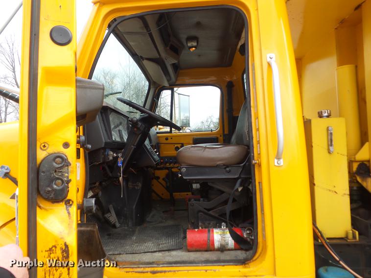 image for item DC7355 2000 International 4900 dump truck