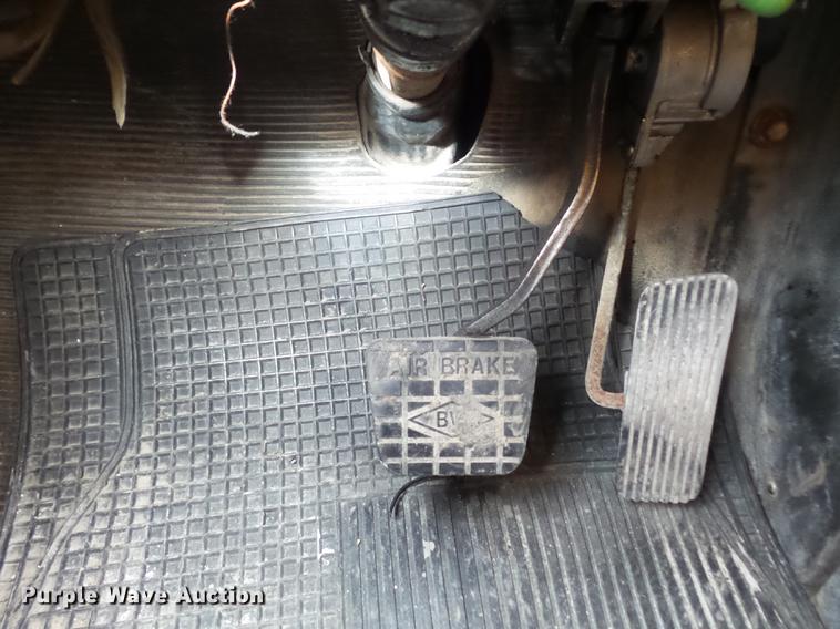 image for item DC7355 2000 International 4900 dump truck