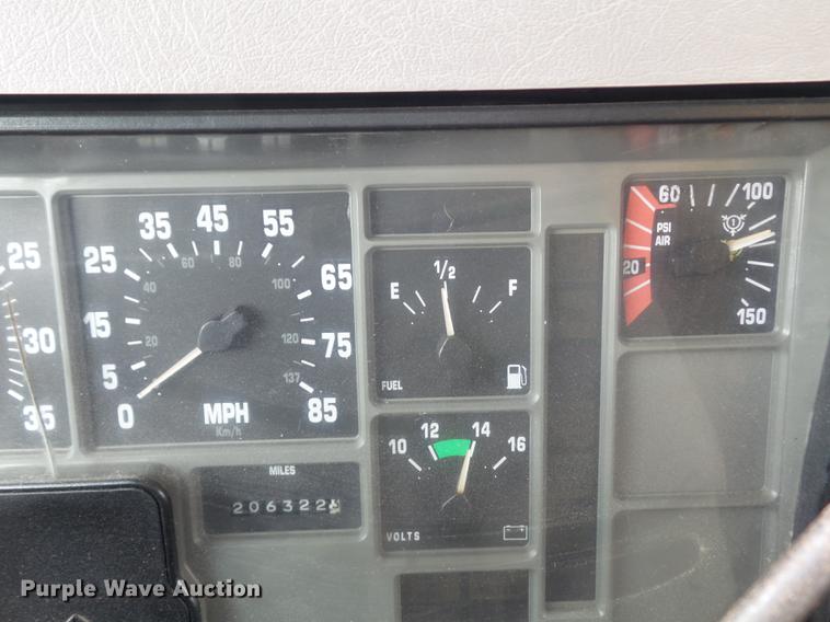 image for item DC7355 2000 International 4900 dump truck