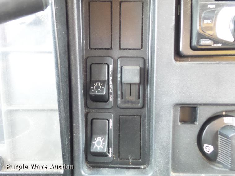 image for item DC7355 2000 International 4900 dump truck