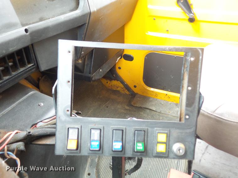 image for item DC7355 2000 International 4900 dump truck