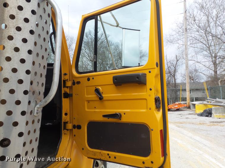 image for item DC7355 2000 International 4900 dump truck