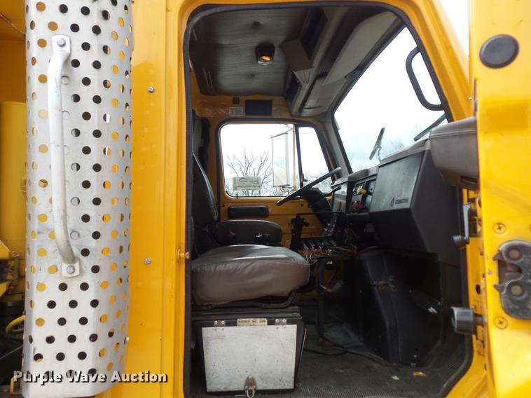 image for item DC7355 2000 International 4900 dump truck