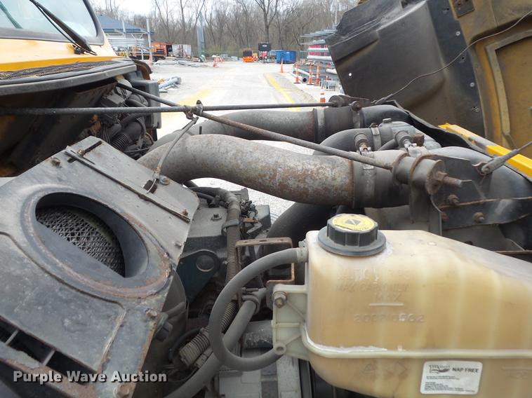 image for item DC7355 2000 International 4900 dump truck