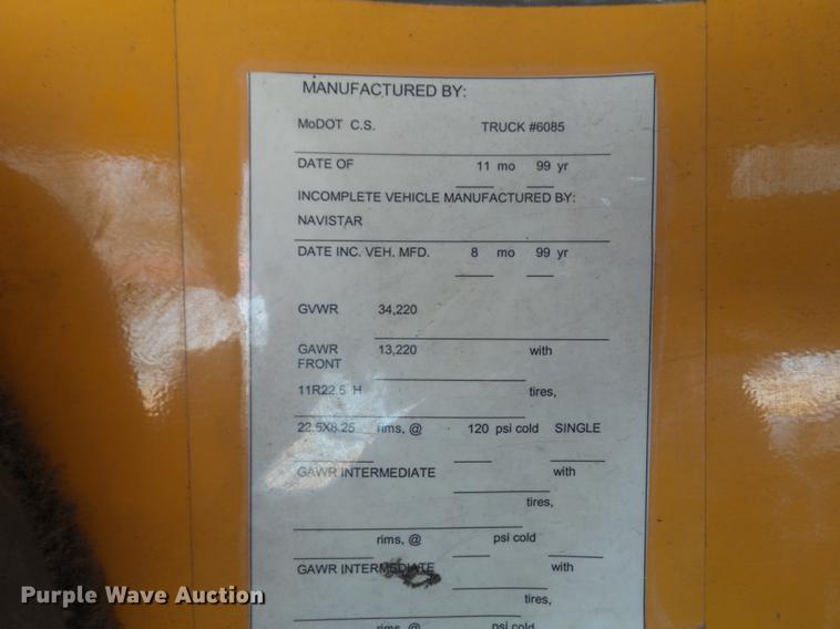 image for item DC7355 2000 International 4900 dump truck