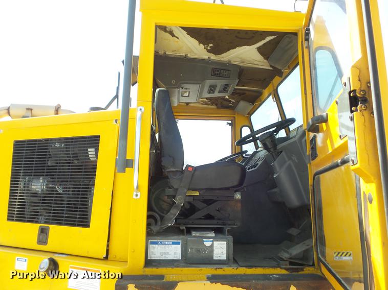 image for item DC7356 2005 Elgin Pelican P Series sweeper