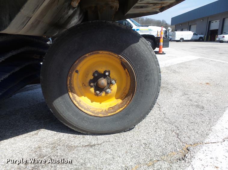 image for item DC7356 2005 Elgin Pelican P Series sweeper