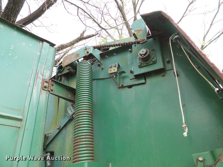 image for item DD1296 1987 John Deere 430 round baler