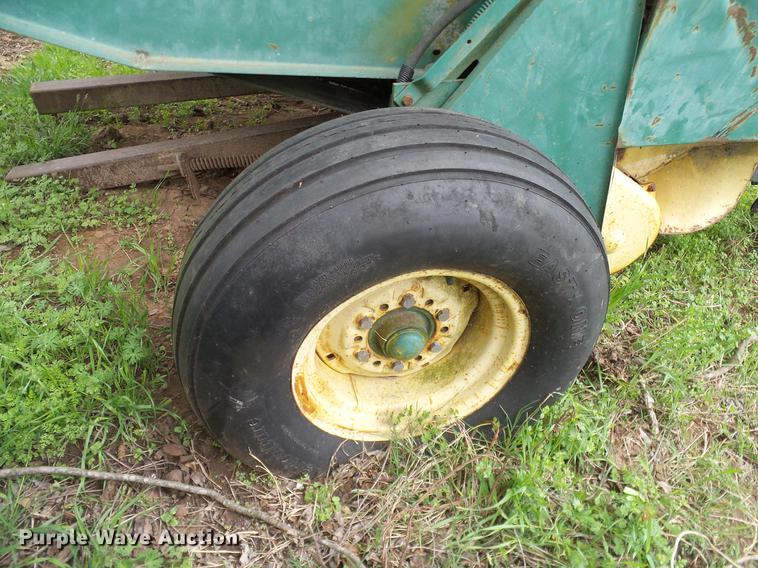 image for item DD1296 1987 John Deere 430 round baler