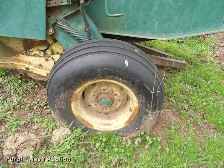 image for item DD1296 1987 John Deere 430 round baler