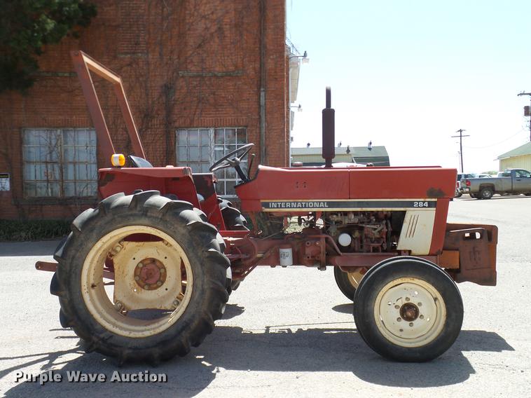 image for item DD1298 1981 International 284 tractor