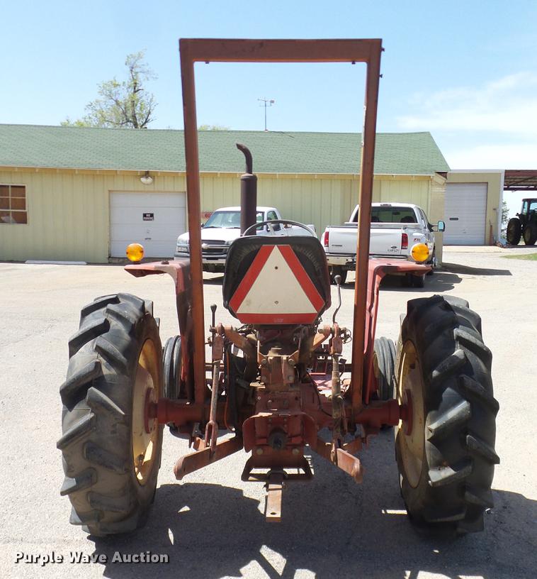 image for item DD1298 1981 International 284 tractor