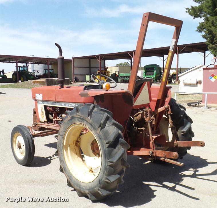 image for item DD1298 1981 International 284 tractor