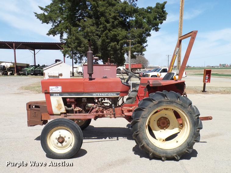 image for item DD1298 1981 International 284 tractor