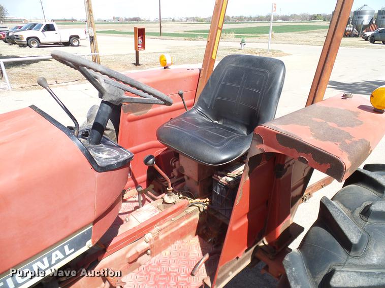 image for item DD1298 1981 International 284 tractor