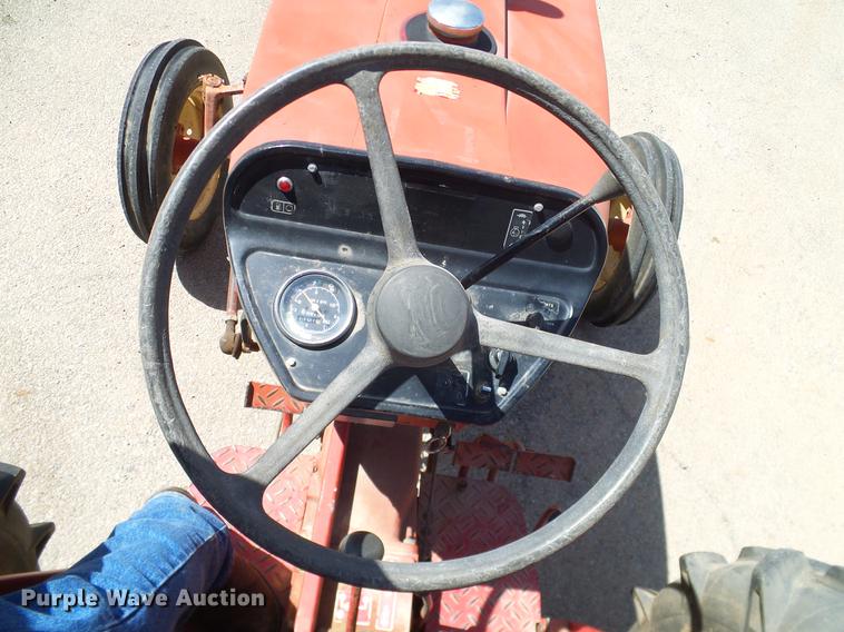 image for item DD1298 1981 International 284 tractor