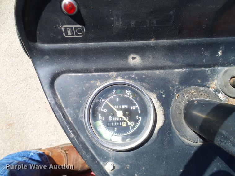 image for item DD1298 1981 International 284 tractor