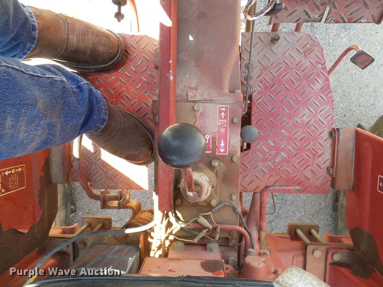 image for item DD1298 1981 International 284 tractor