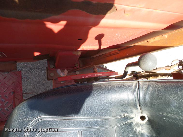 image for item DD1298 1981 International 284 tractor