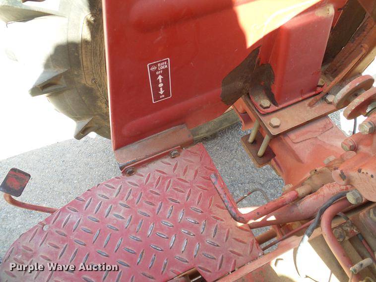 image for item DD1298 1981 International 284 tractor