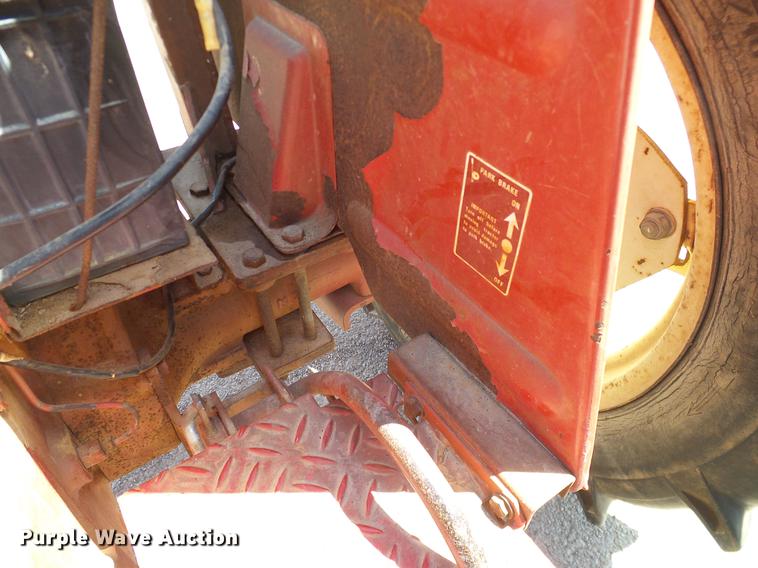 image for item DD1298 1981 International 284 tractor