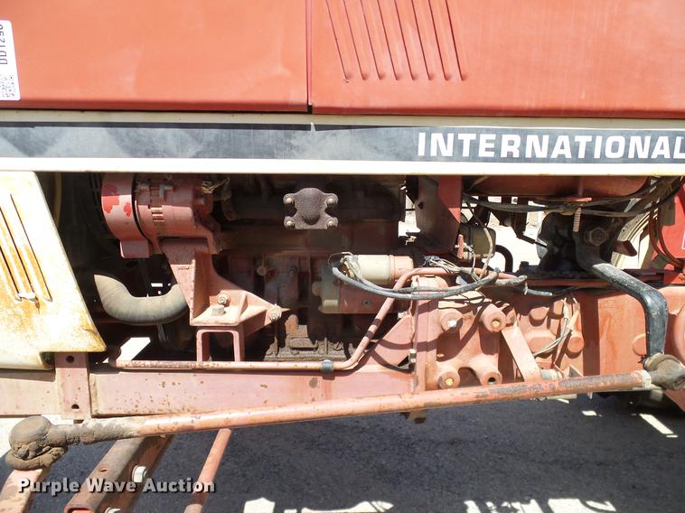 image for item DD1298 1981 International 284 tractor