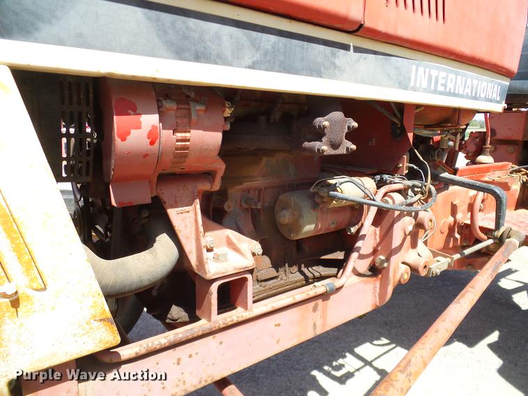 image for item DD1298 1981 International 284 tractor