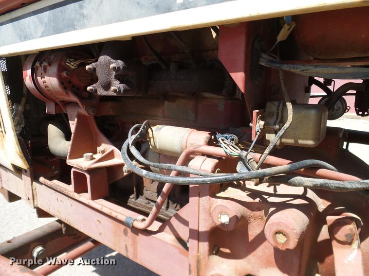 image for item DD1298 1981 International 284 tractor