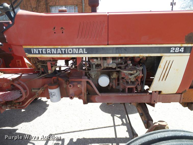 image for item DD1298 1981 International 284 tractor