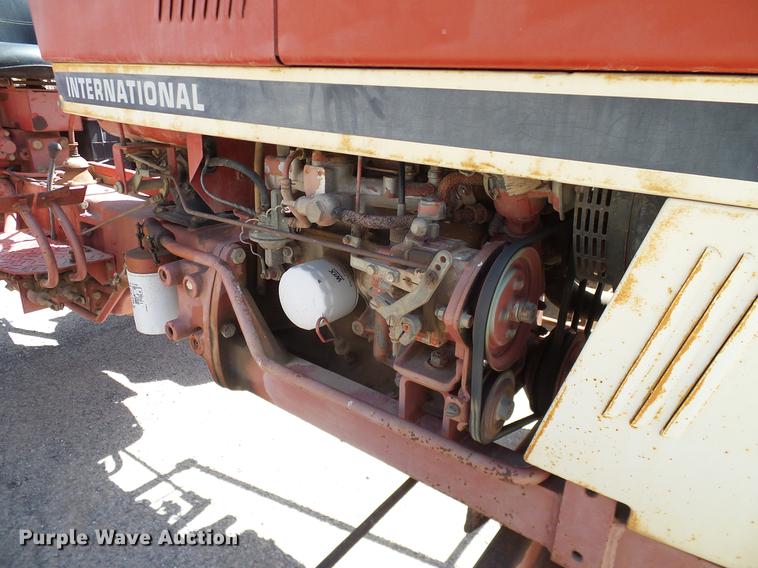 image for item DD1298 1981 International 284 tractor