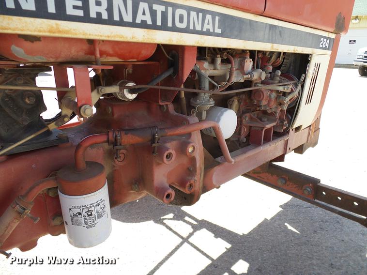 image for item DD1298 1981 International 284 tractor