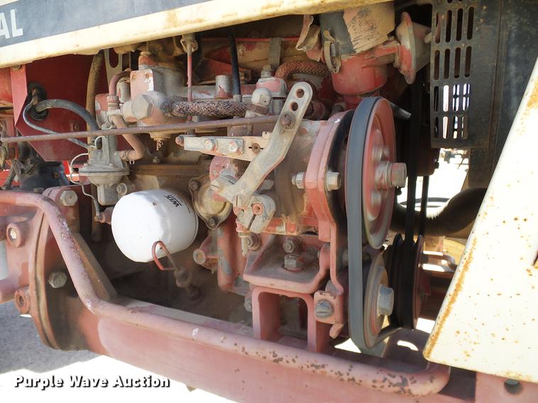 image for item DD1298 1981 International 284 tractor